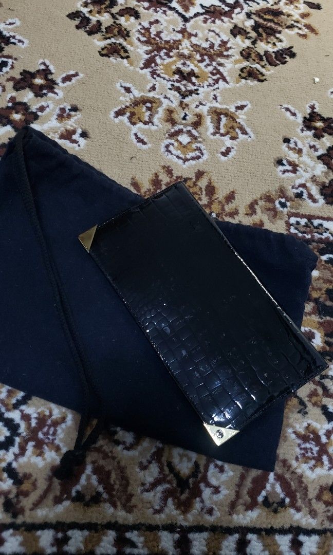 Dunhill crokodile leather (Category: Luxury Accessories) located in Manila. Submitted by mistej (Listing ID 1233191906, Image 1). Description: dunhill rare crokodile leather wallet exelent condition minor on outside unuse made in england.