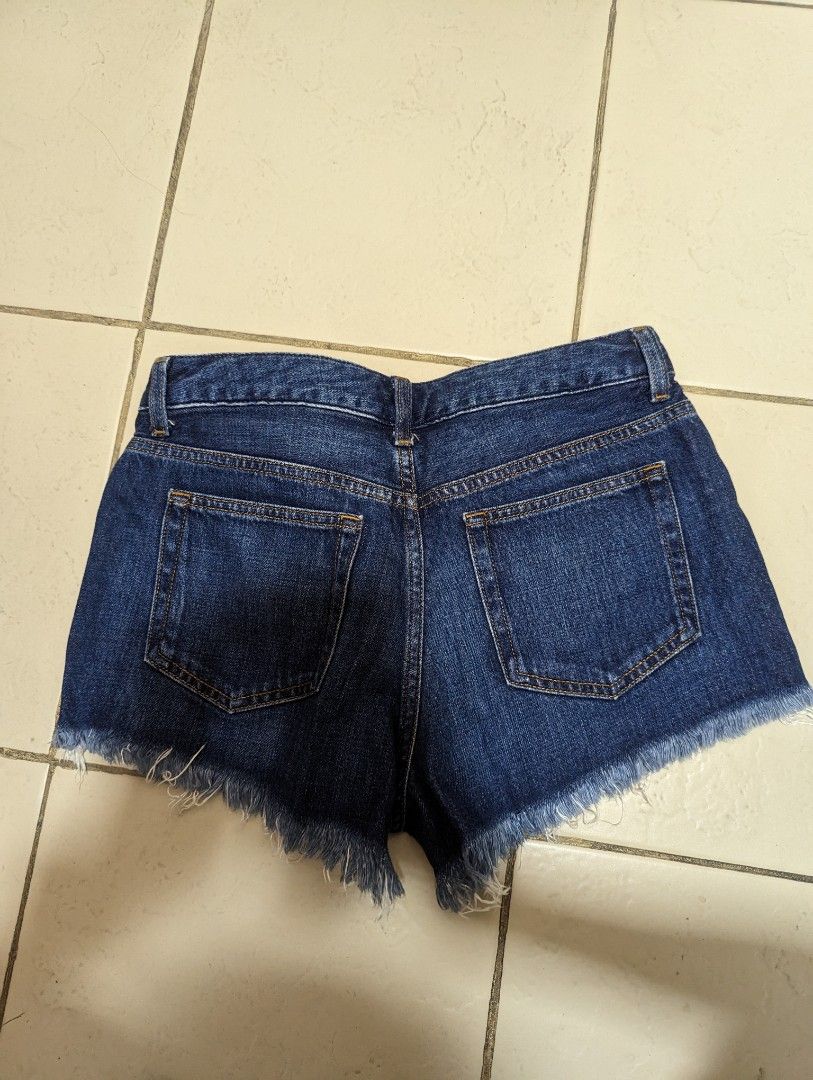 GU / Uniqlo denim short shorts (Category: Shorts) located in Pasig City. Submitted by miaochoa (Listing ID 1233150127, Image 3). Description: medium fits 26-27.