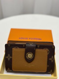 Louis Vuitton Wallet button 4A, Women's Fashion, Bags & Wallets, Purses &  Pouches on Carousell