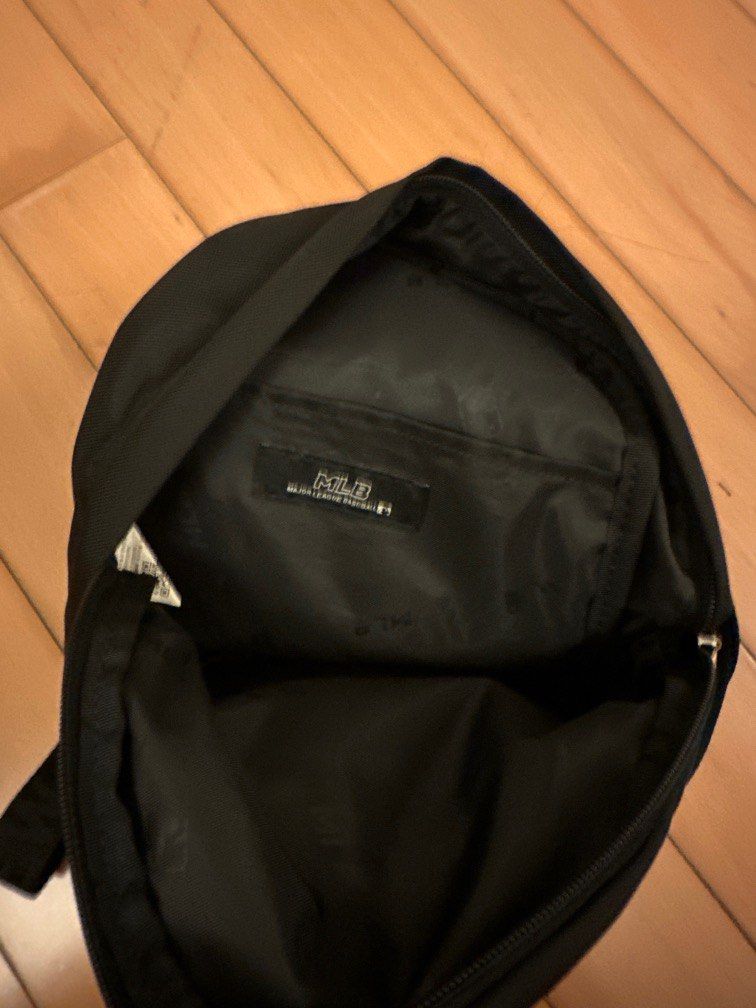MLB （分類：背囊）位於 Hong Kong。 由 jj22222 提交（商品編號 1233133574，圖片 3）。簡介： Small size bag 2 ways bags Black Bought from MLB shop Use few times in very good condition。