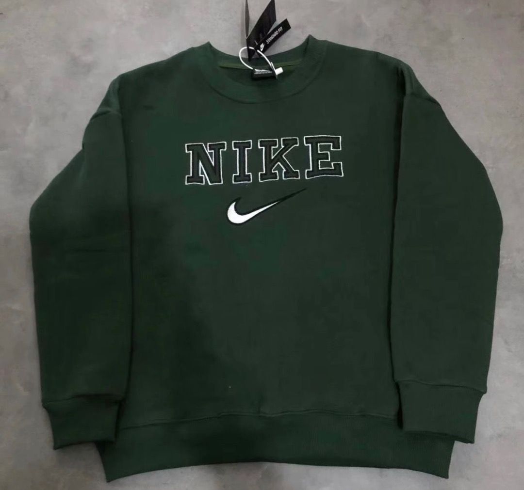 Río arriba Hombre Almuerzo Nike Vintage Green Sweatshirt, Men's Fashion, Coats, Jackets and Outerwear  on Carousell