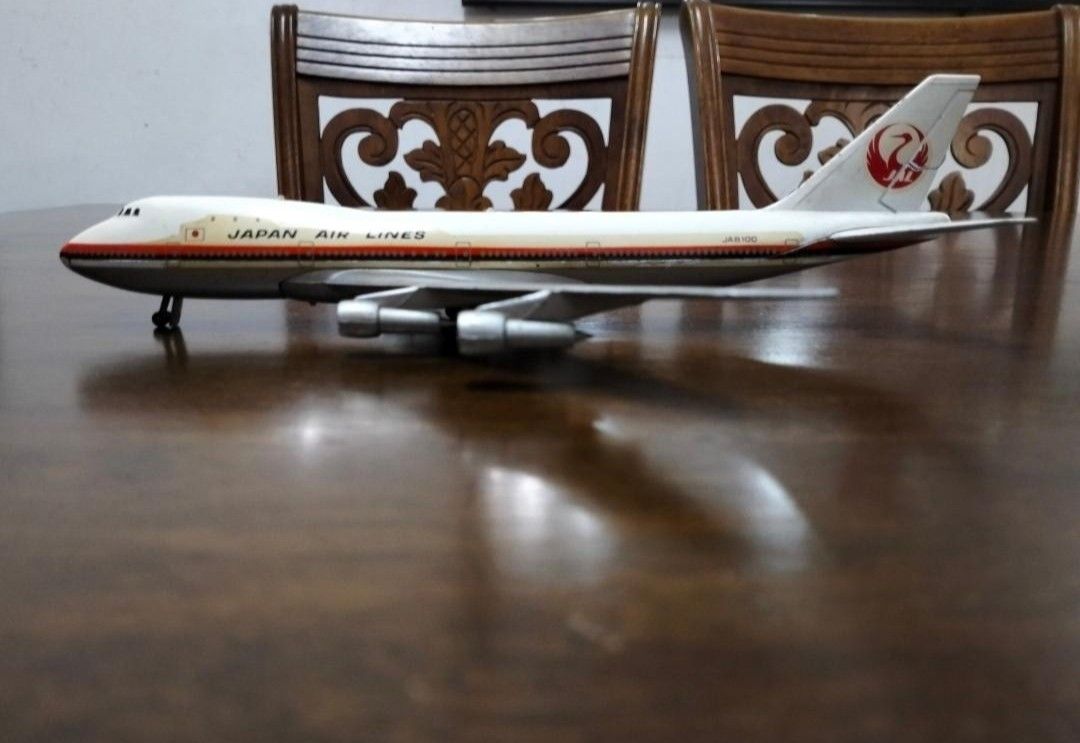 Toy airplane with retractable landing discount gear