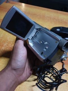 Panasonic 3ccd videocamera/ old film camera  no accesories issue.what u see? Is what u get