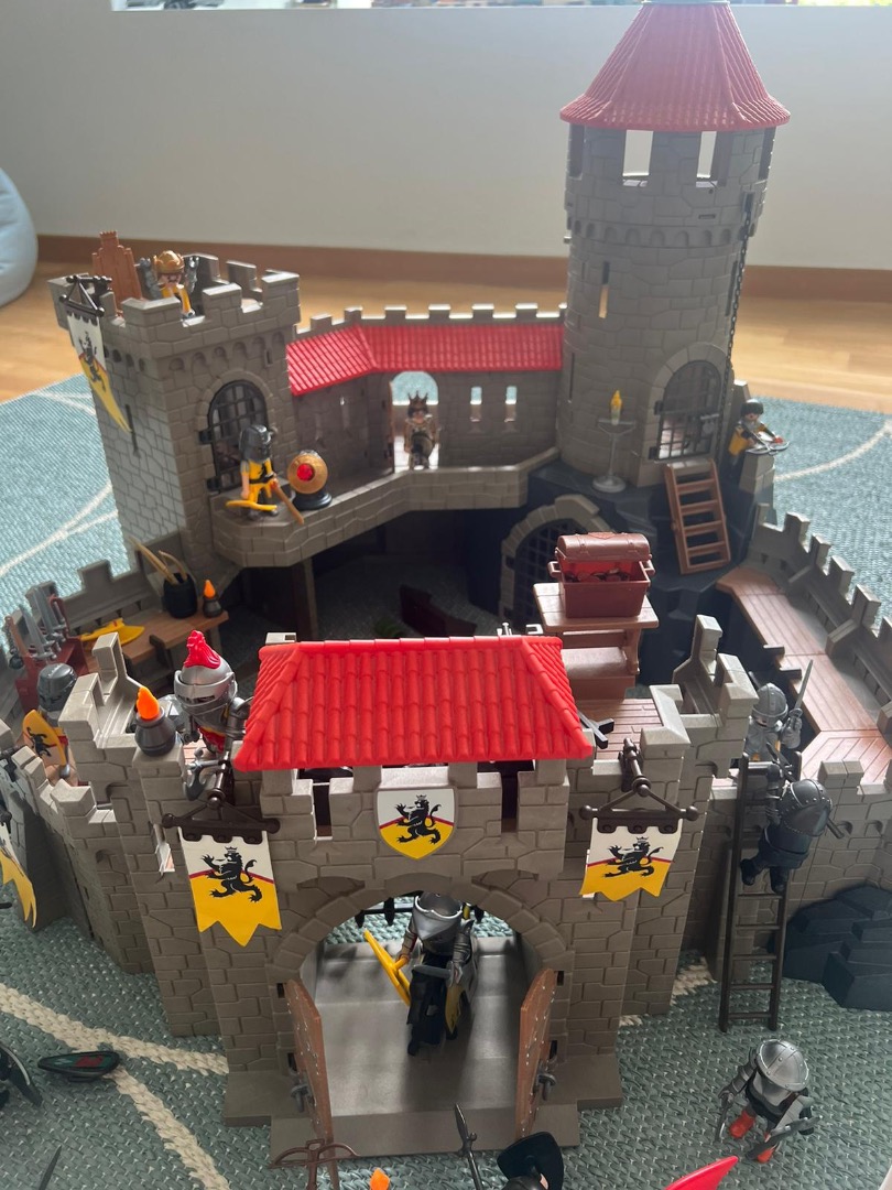 Playmobil lion castle top