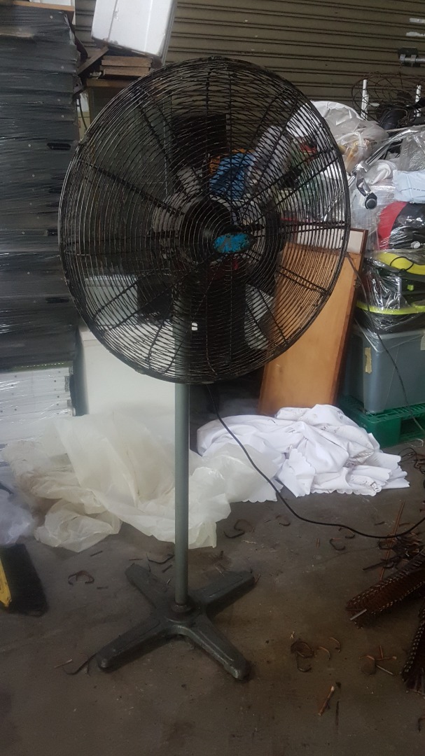 Powerful 26in standing industrial fan 50. Call now at Yishun