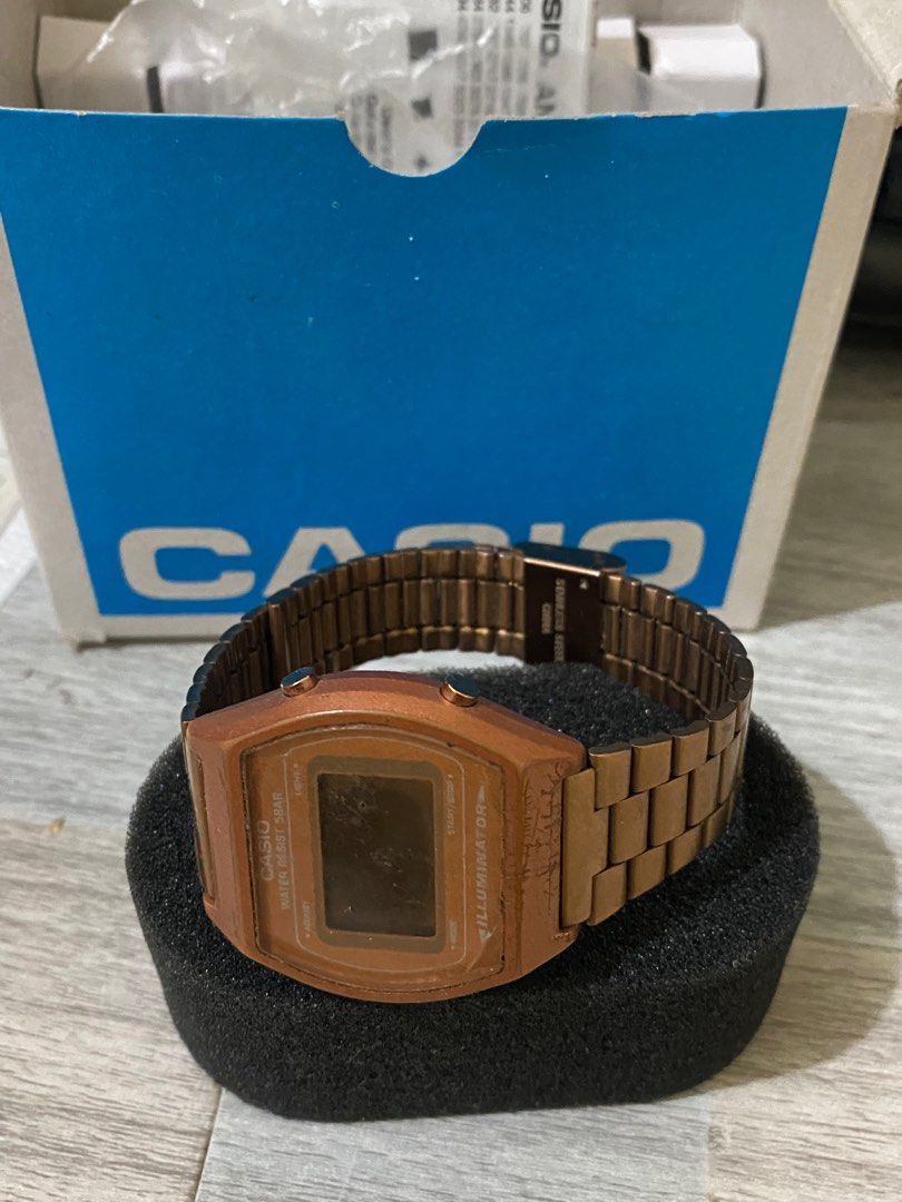 Preloved Casio Vintage Rosegold Watch (Category: Luxury Watches) located in Antipolo. Submitted by elemopi (Listing ID 1233109345, Image 3). Description: Hindi na gumagana. Kayo nalang po magpagawa if bet niyo lang. Please see photos for the flaws..