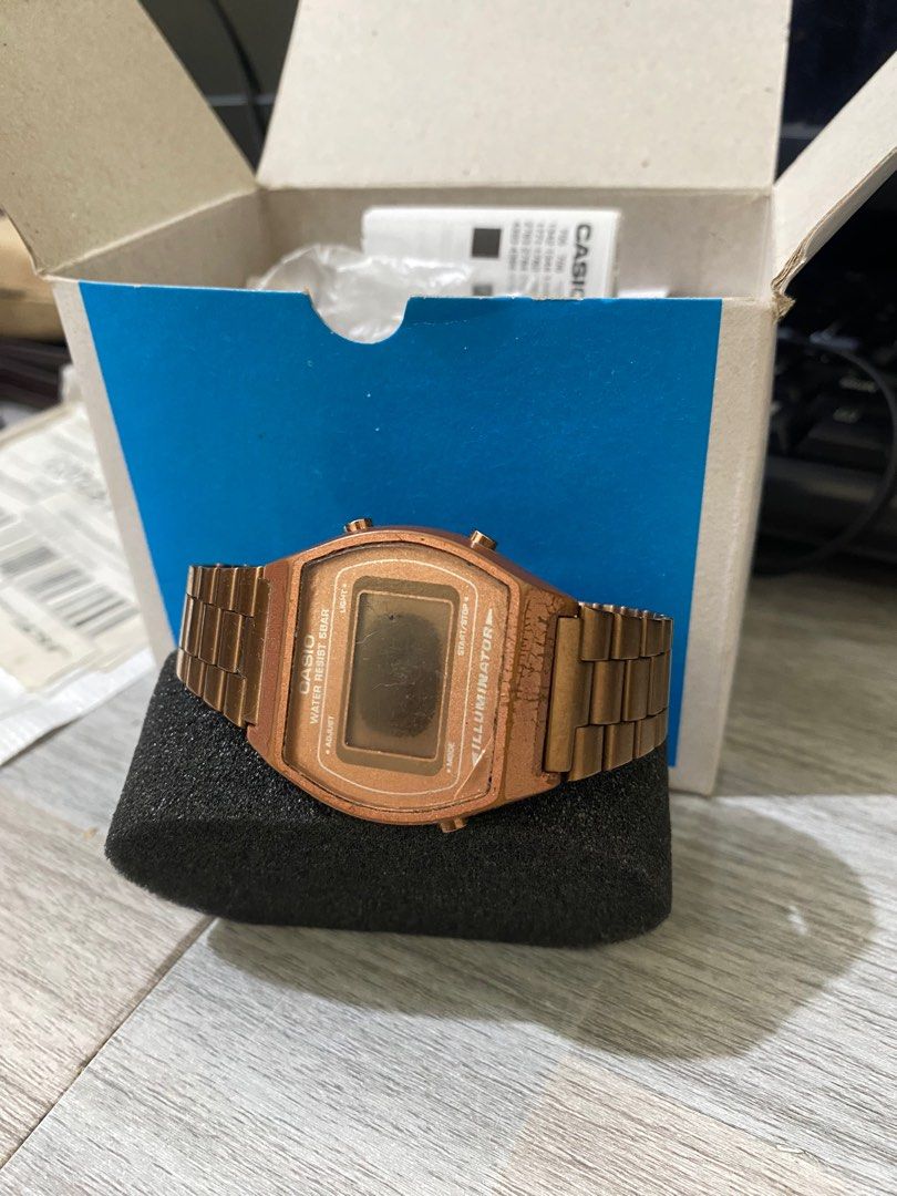 Preloved Casio Vintage Rosegold Watch (Category: Luxury Watches) located in Antipolo. Submitted by elemopi (Listing ID 1233109345, Image 1). Description: Hindi na gumagana. Kayo nalang po magpagawa if bet niyo lang. Please see photos for the flaws..
