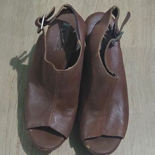 Preloved Korks brown leather heels