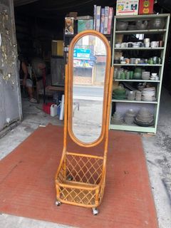 Rounded rattan floor mirror
Price : 4700

59 x 17 inches
With wheels
In good condition
Code akc 229