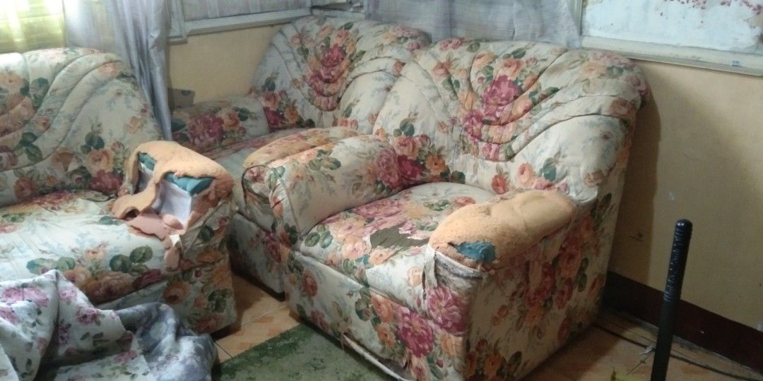 Sala Set (Category: Sofas) located in Marikina City. Submitted by bullet_skee (Listing ID 1233025184, Image 2). Description: Mukha lng laspag, bigla na lng ngangatan tela na cover. **Kayo na mag reupholster** RFS: Magpapalit ng single sofa.