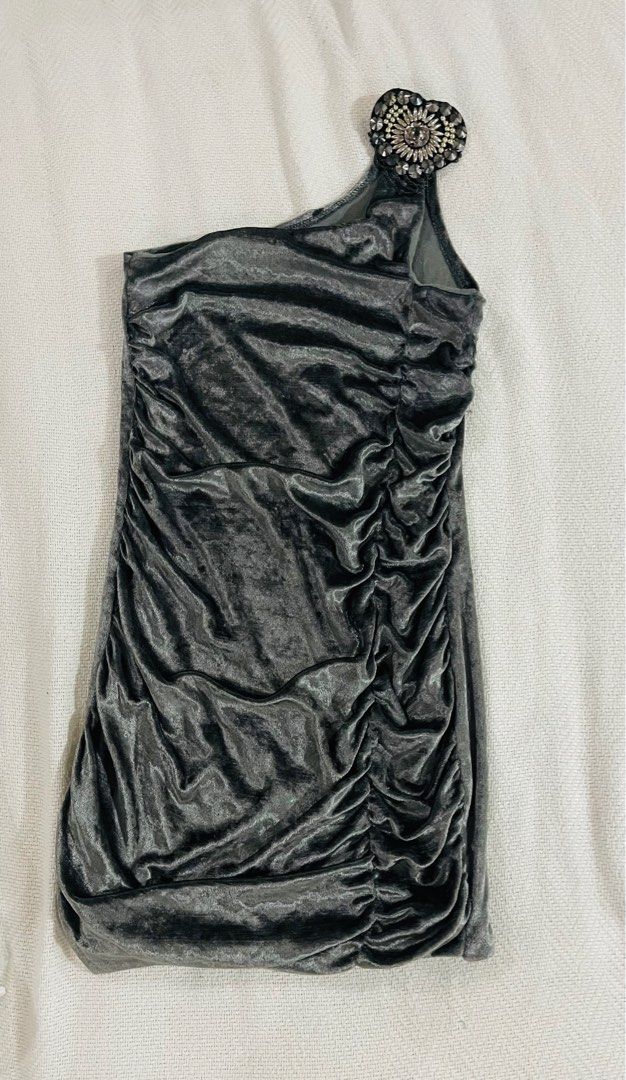 Silver Dress (Category: Dresses) located in Taguig. Submitted by laineeyyyy (Listing ID 1233014960, Image 1). Description: Used once Xs to S.
