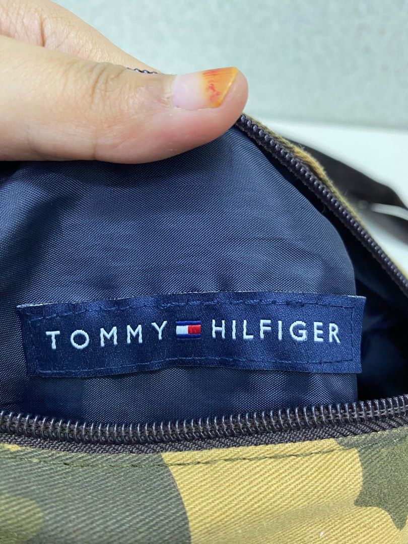 hval forligsmanden Shipwreck Tommy Hilfiger Camo Duffle Bag S, Men's Fashion, Bags, Sling Bags on  Carousell