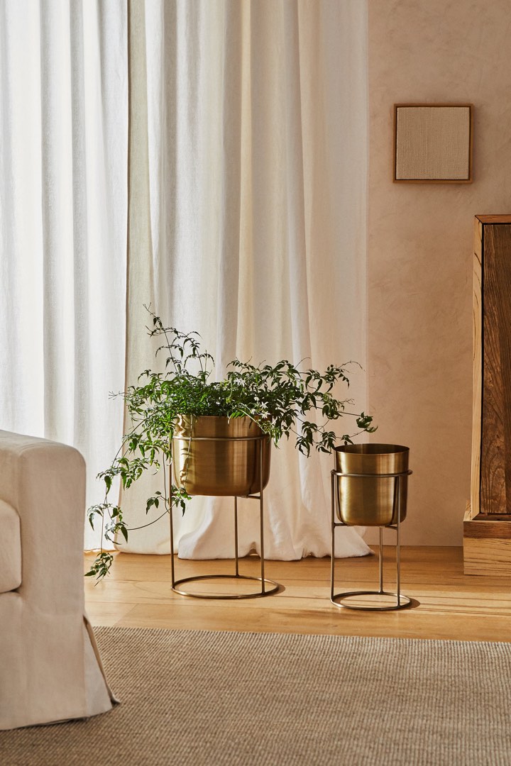 Zara Home Planter stands in gold large and small, 傢俬＆家居, 家居裝飾, 家居裝飾