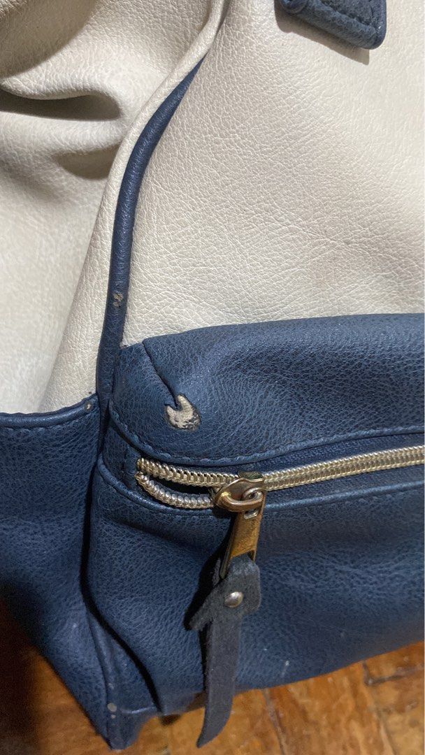 Anello Leather Backpack (Category: Backpacks) located in Paranaque City. Submitted by hellosushiee (Listing ID 1233367825, Image 3). Description: Has flaw, pero hindi naman mahahalata pag supt yung nag since nasa strap. Needs cleaning kasi natambak na dito. .