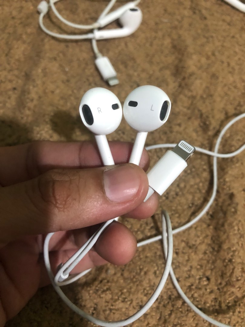 Authentic apple wired earphones with mic, Audio, Earphones on Carousell