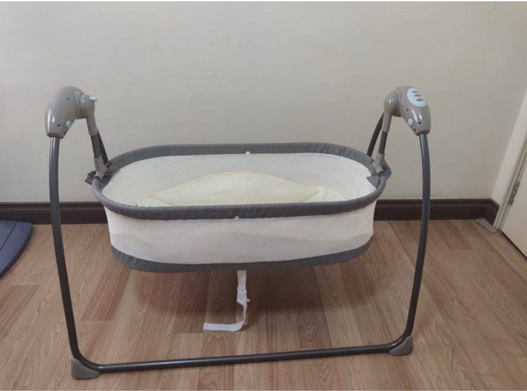 Automatic swinging crib, Babies & Kids, Baby Nursery & Kids Furniture