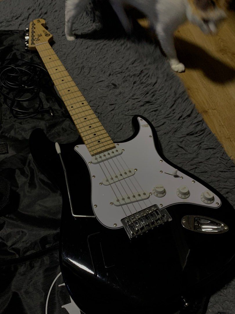 BLW Electric Guitar With Amplifier, Hobbies & Toys, Music & Media