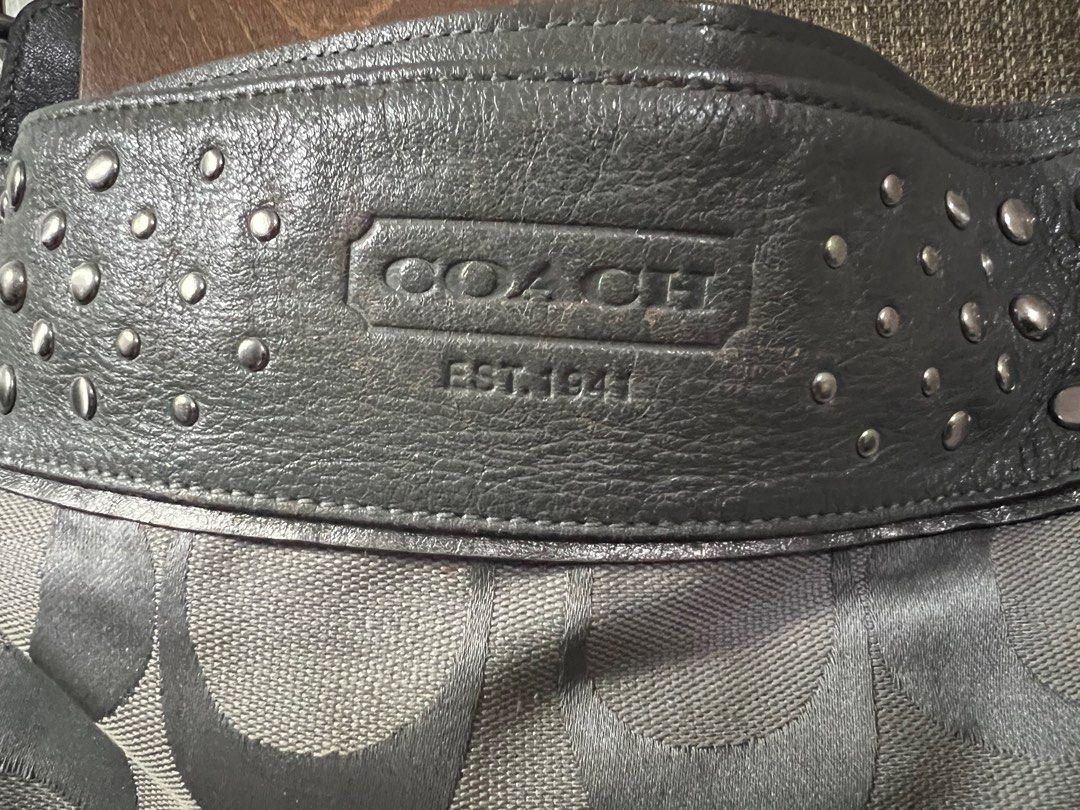 Coach Shoulder Bag (Category: Luxury Bags & Wallets) located in Makati City. Submitted by gimiyakiss (Listing ID 1233246915, Image 2). Description: Coach Shoulder Bag Medium size Grey Used about 5x.