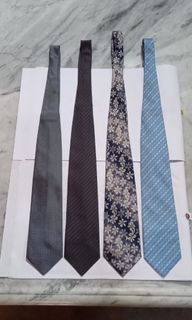 Dasi aneka motif dan warna.