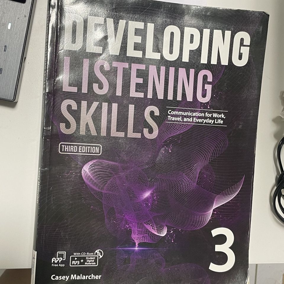 Developing listening skills 3 英文課本(限面交), 書籍、休閒與玩具, 書本及雜誌, 教科書、參考書在旋轉拍賣