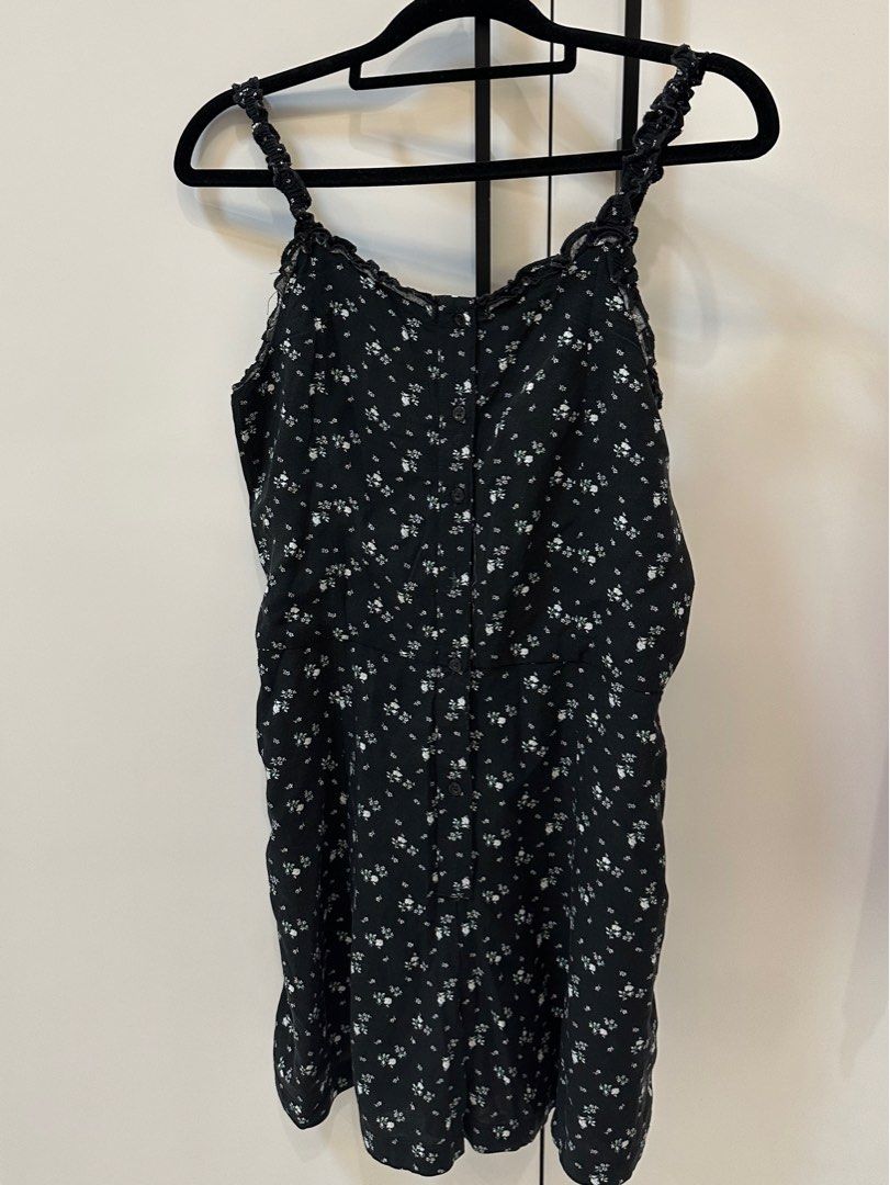 Gap Floral Romper (Category: Rompers) located in Manila. Submitted by sofffdlr (Listing ID 1233352451, Image 1). Description: Size is Teen Xxl, Can Fit to S-M women’s .