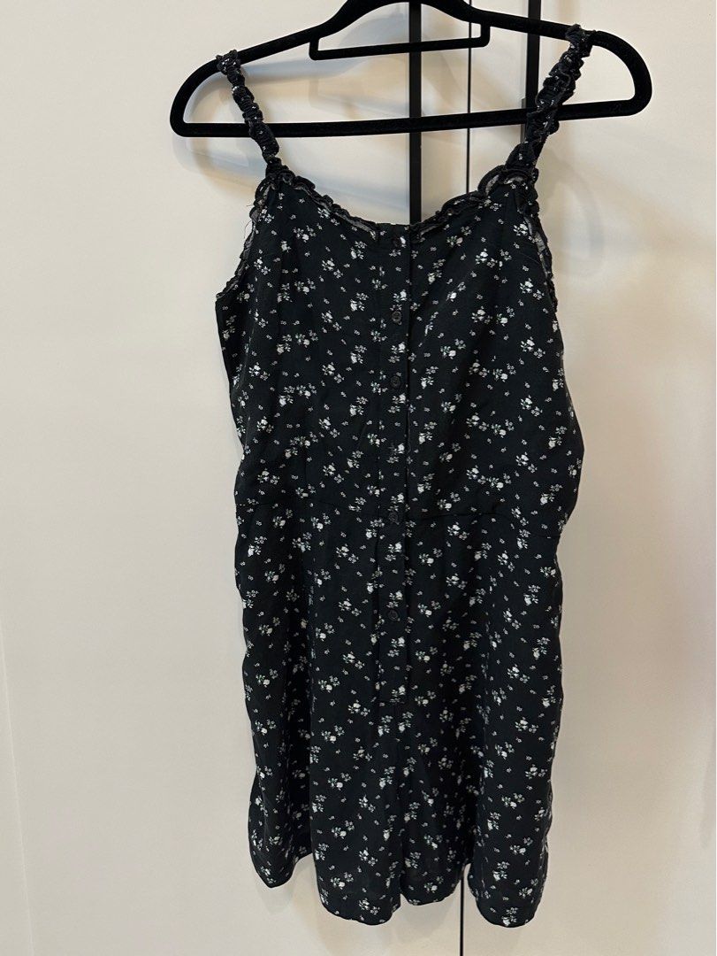 Gap Floral Romper (Category: Rompers) located in Manila. Submitted by sofffdlr (Listing ID 1233352451, Image 2). Description: Size is Teen Xxl, Can Fit to S-M women’s .