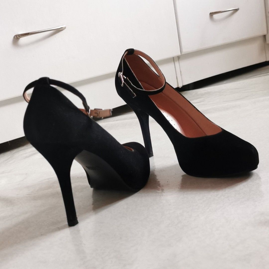 Gibi black heels shoes (3 inches) (Category: Heels) located in Alcala. Submitted by zelshie (Listing ID 1233247208, Image 3). Description: Brand: Gibi used once 3 inches size: us7/ eu38.