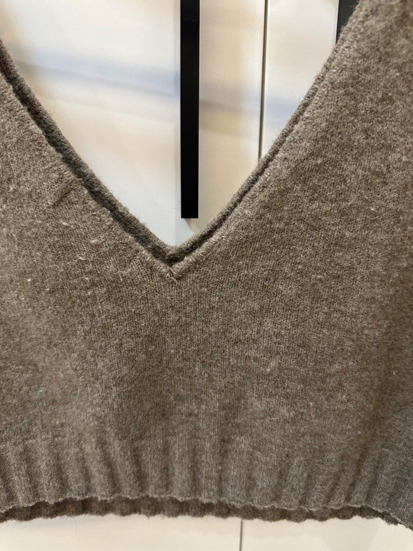 H&M Brown Croptop (Category: Blouses) located in Manila. Submitted by sofffdlr (Listing ID 1233353163, Image 3). Description: Size is M but it’s big and loose for a M, Can Fit up to XXL.