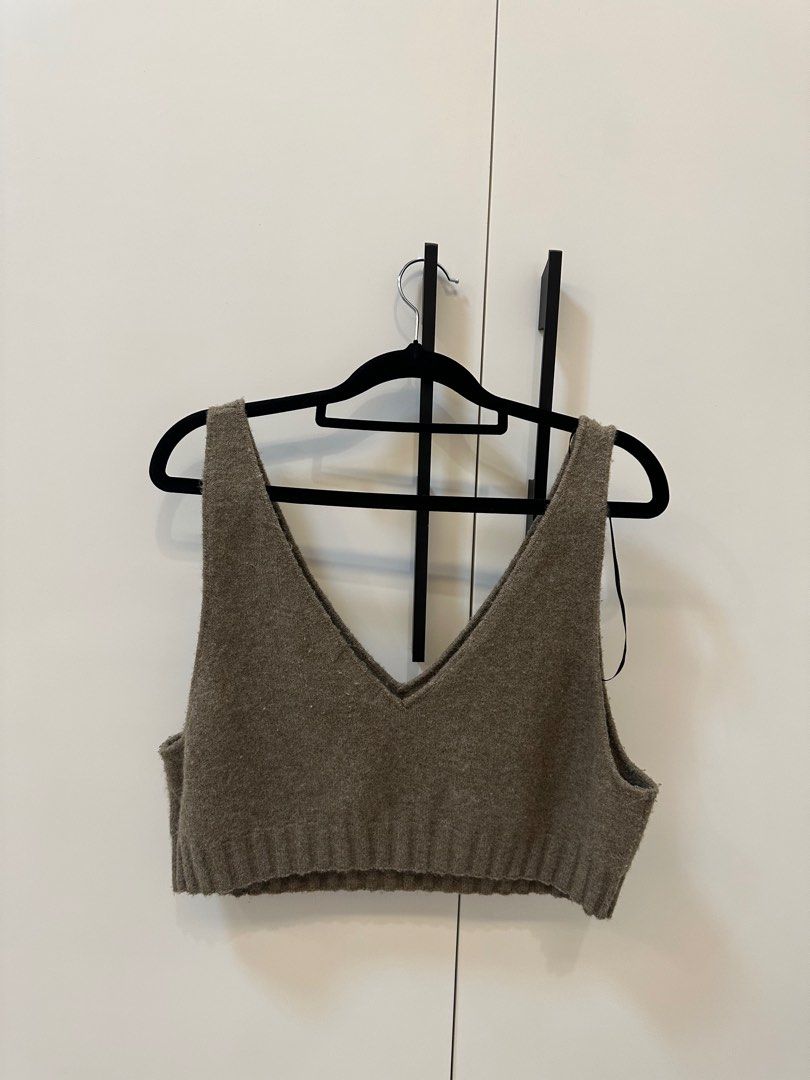 H&M Brown Croptop (Category: Blouses) located in Manila. Submitted by sofffdlr (Listing ID 1233353163, Image 2). Description: Size is M but it’s big and loose for a M, Can Fit up to XXL.