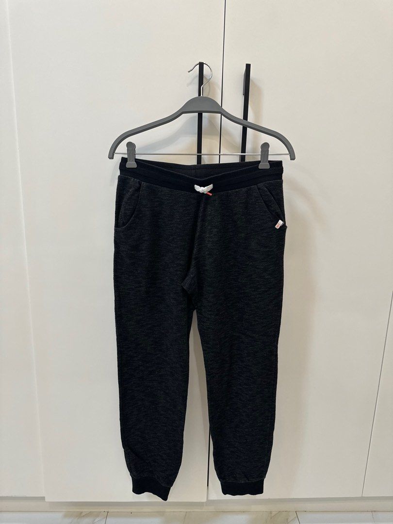 H&M Sweatpants (Category: Jeans) located in Manila. Submitted by sofffdlr (Listing ID 1233356398, Image 2). Description: Teen 14y. But can Fit up to S-M.
