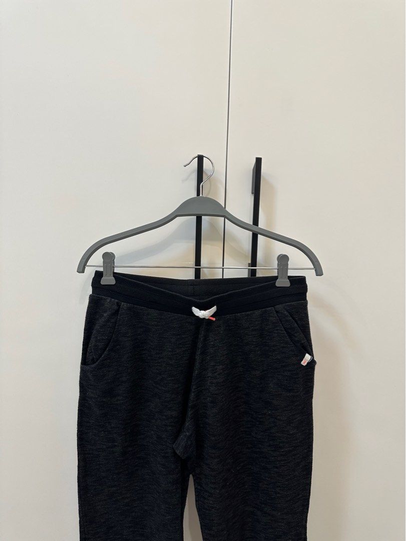 H&M Sweatpants (Category: Jeans) located in Manila. Submitted by sofffdlr (Listing ID 1233356398, Image 3). Description: Teen 14y. But can Fit up to S-M.