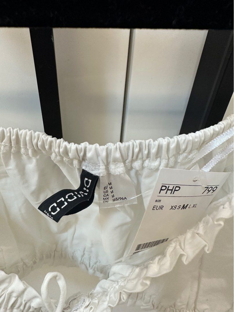 H&M White Croptop (Category: Blouses) located in Manila. Submitted by sofffdlr (Listing ID 1233355425, Image 3). Description: .