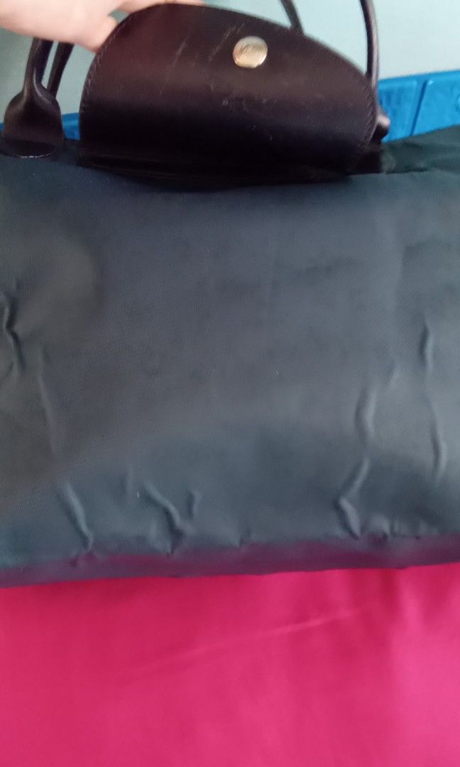 Longchamp original (Category: Shoulder Bags) located in Manila. Submitted by thet77 (Listing ID 1233204353, Image 2). Description: guaranteed original leather po yan loob made in France. madumi lang kase at well used. check photo insert. nasa 7k ang brand new yan. selling for 800 pesos na lang usable po. COD payment.