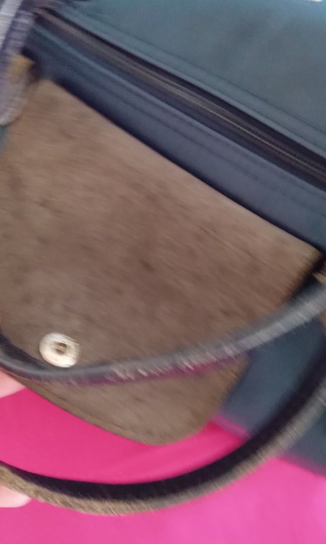 Longchamp original (Category: Shoulder Bags) located in Manila. Submitted by thet77 (Listing ID 1233204353, Image 3). Description: guaranteed original leather po yan loob made in France. madumi lang kase at well used. check photo insert. nasa 7k ang brand new yan. selling for 800 pesos na lang usable po. COD payment.