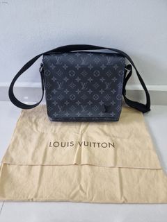 LOUIS VUITTON M44001 DISTRICT MM, Luxury, Bags & Wallets on Carousell