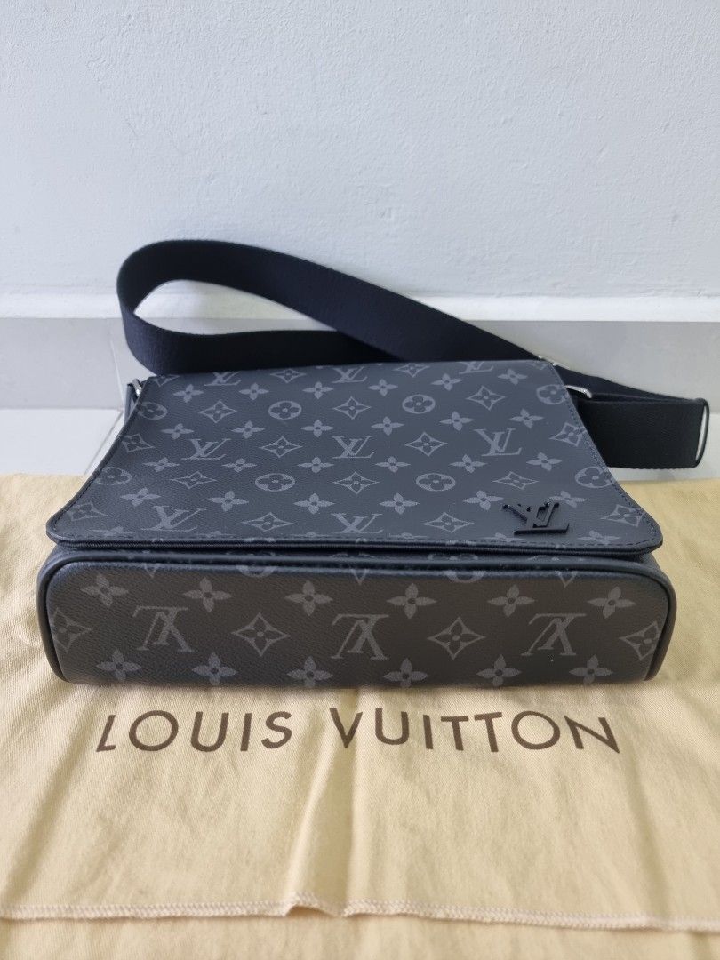 Louis Vuitton District PM Bag in Mint Condition, Luxury, Bags & Wallets on  Carousell