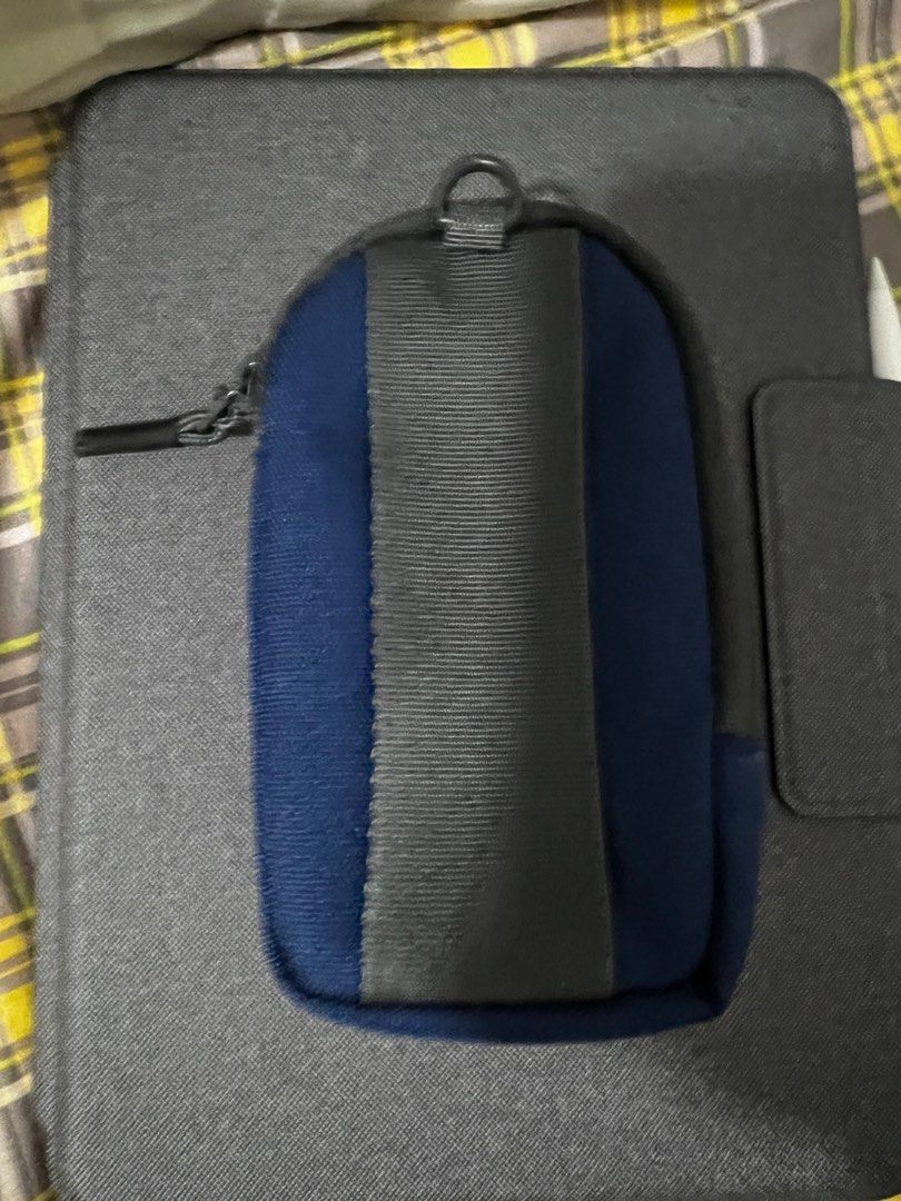 Lowerpro camera case (Category: Camera Bags & Carriers) located in Singapore. Submitted by doniaxe (Listing ID 1233317039, Image 2). Description: Lowerpro camera case.