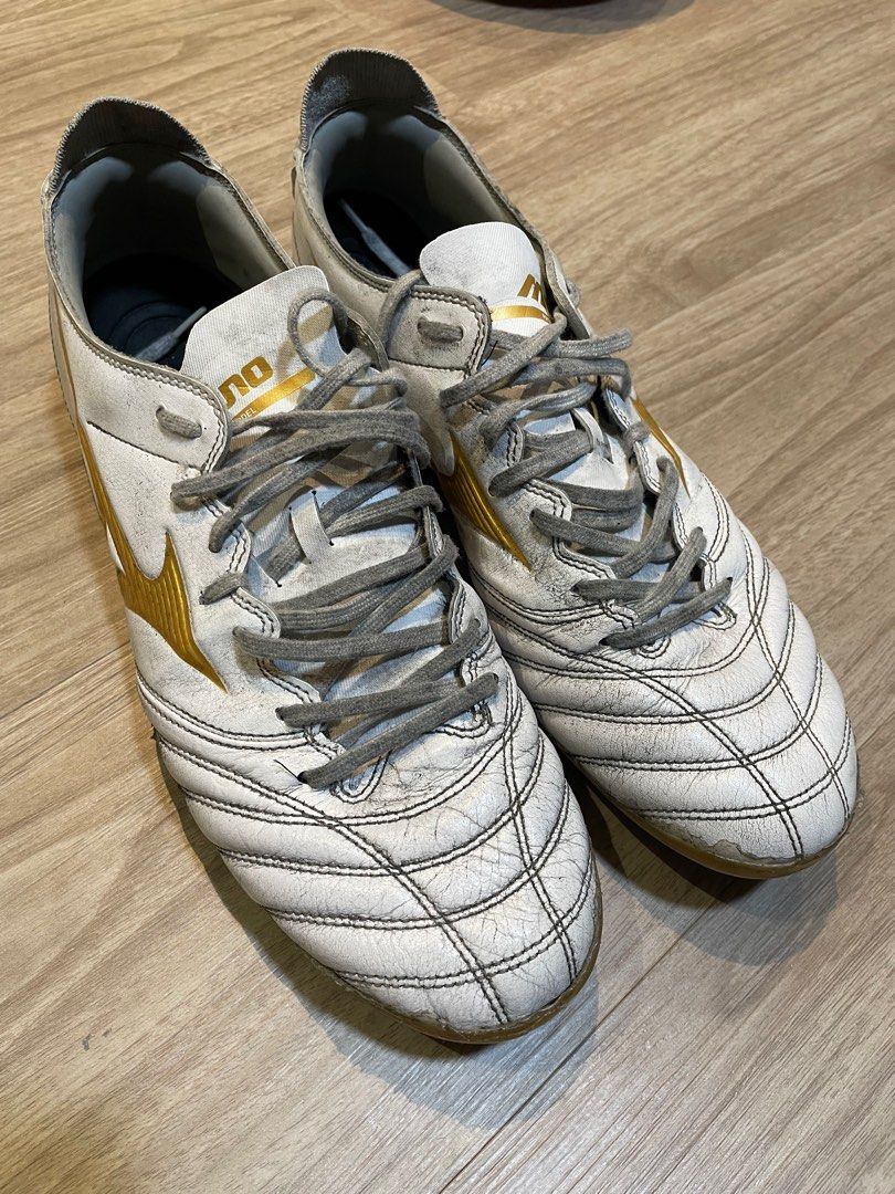 Gold mizuno football boots outlet