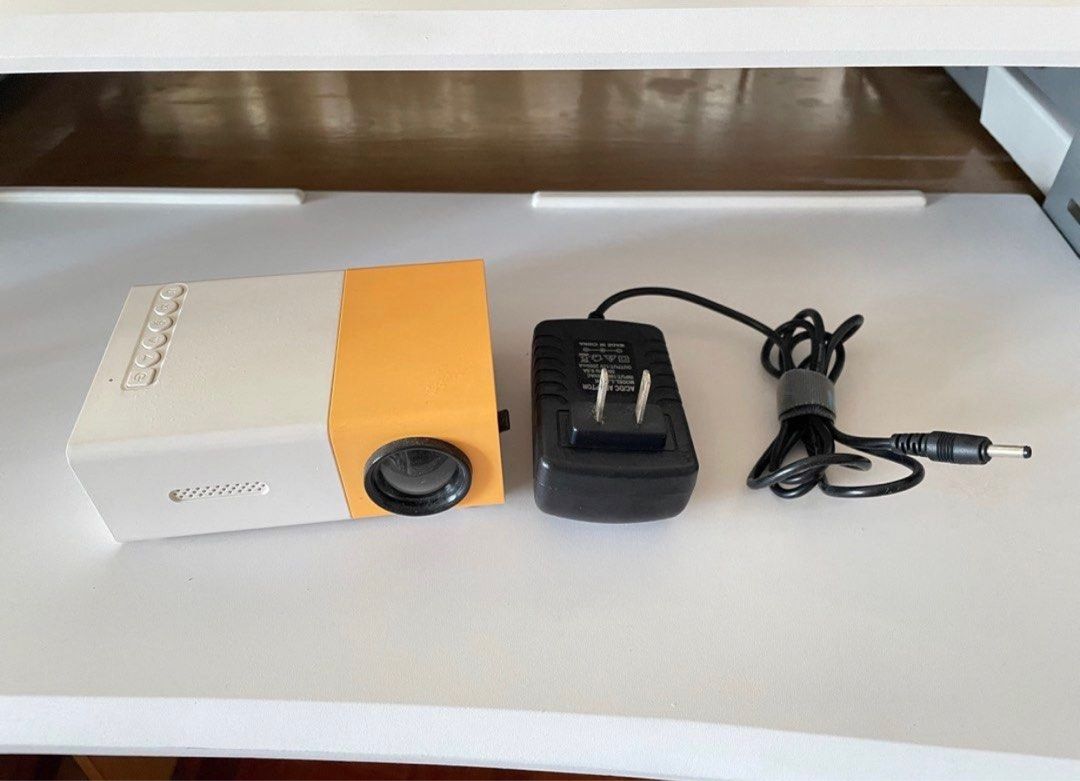 Portable projector (Category: Projectors) located in Caloocan City. Submitted by shopme.now (Listing ID 1233373546, Image 2). Description: .