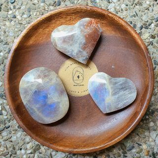 Sunstone Moonstone palmstone & hearts (Belomorite)