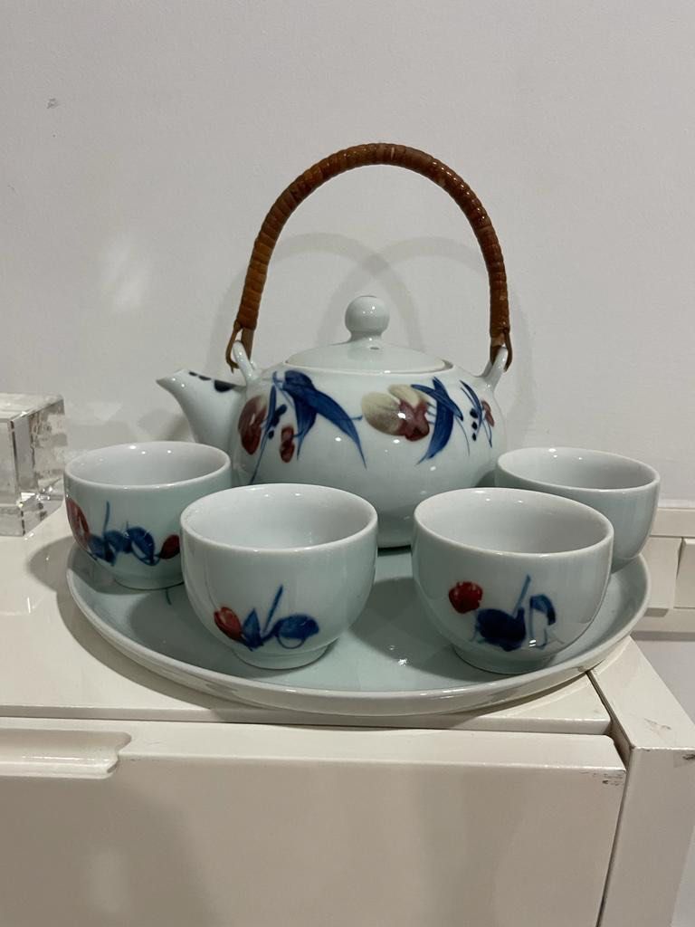 Tea set (Category: Coffee & Tea Tableware) located in Singapore. Submitted by awonl (Listing ID 1233357913, Image 2). Description: .