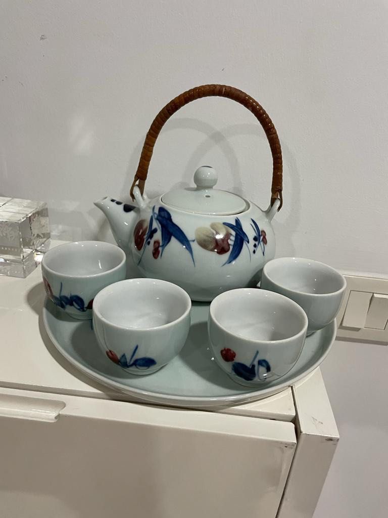Tea set (Category: Coffee & Tea Tableware) located in Singapore. Submitted by awonl (Listing ID 1233357913, Image 1). Description: .
