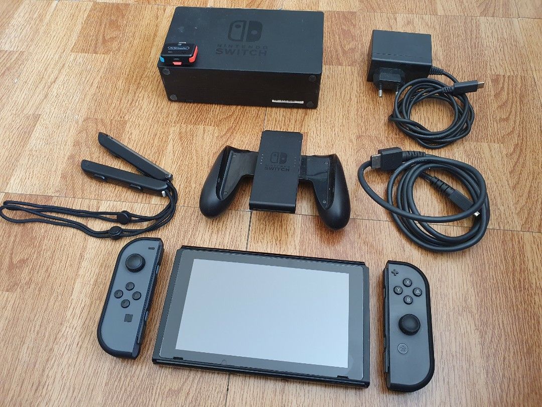 Unpatched Nintendo Switch (Category: Nintendo) located in Manila. Submitted by kiddgamer (Listing ID 1233280413, Image 2). Description: All inclusions are in the picture. In very good working condition. Can be picked up or delivered thru Lbc Grab or Lalamove..