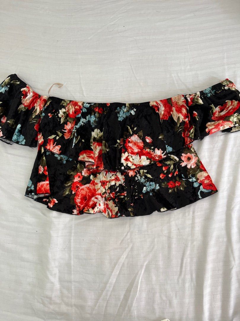 Velvet floral off shoulder (Category: Sleeveless) located in Paranaque City. Submitted by c.mng (Listing ID 1233379368, Image 2). Description: Fits Large.