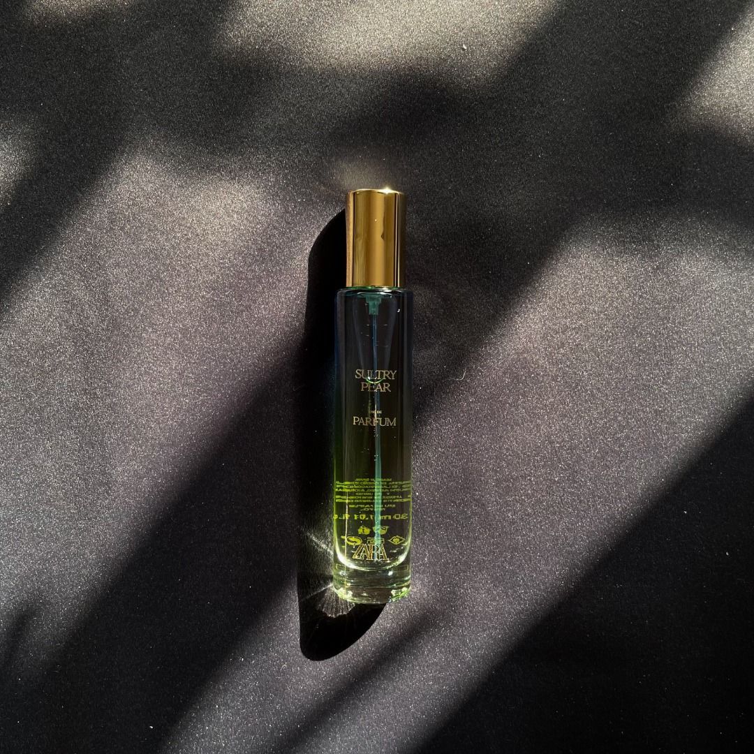 Zara Sultry Pear (Category: Fragrance & Deodorants) located in General Trias. Submitted by rhea_castillo.744 (Listing ID 1233213125, Image 1). Description: Eau de parfum containing jasmine petals tinted with hints of pear that blend with praline and vanilla Top note - Pear Heart notes - Jasmine and Almond Base notes - Vanilla and Praline Available in 3ml, 5ml, and 10ml spray bottles! 3ML - 140.00 5ML - 200.00 10ML - 400.00.