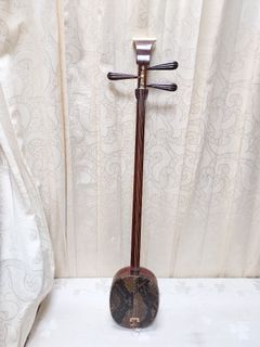#09，三弦，先進工藝社出品，二手~12000

有年代感，品項優
歡迎親臨鑑賞

0905 879 396
台中潭子 天心二手樂器
實體店面，現況出售
售出不退，不換