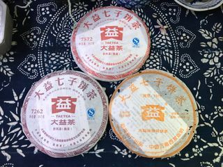 大益熟茶套A: 2005年大益7672批502*1餅 2012年大益7572批201*1餅 2012年大益7262批201*1餅