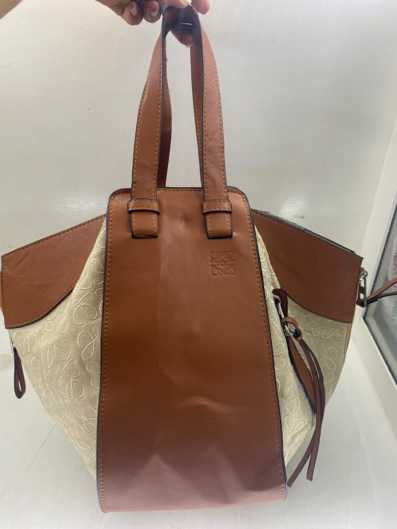 LOEWE HAMMOCK MEDIUM❤️ (Category: Luxury Bags & Wallets) located in Bacolod City. Submitted by chuchaystuffs (Listing ID 1233552191, Image 1). Description: Onting Daghan pro babalik yan sa form pag nagamit na onting sign of use rubber seal see pic .