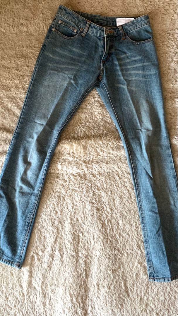 Low wrist jeans washed on Carousell