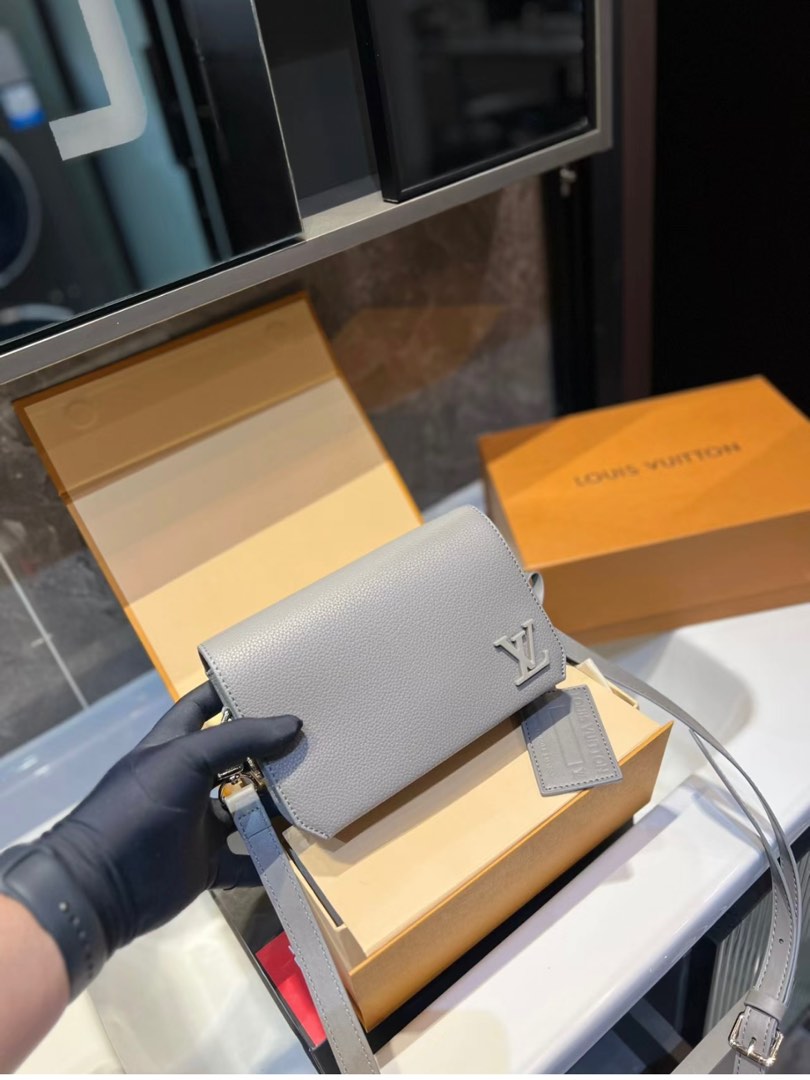 LV Fastline 便攜式錢包（M82281), 名牌精品, 精品包與皮夾在旋轉拍賣